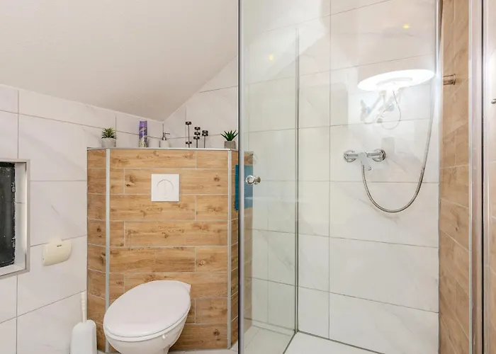 1 Bedroom Awesome In Apartment *